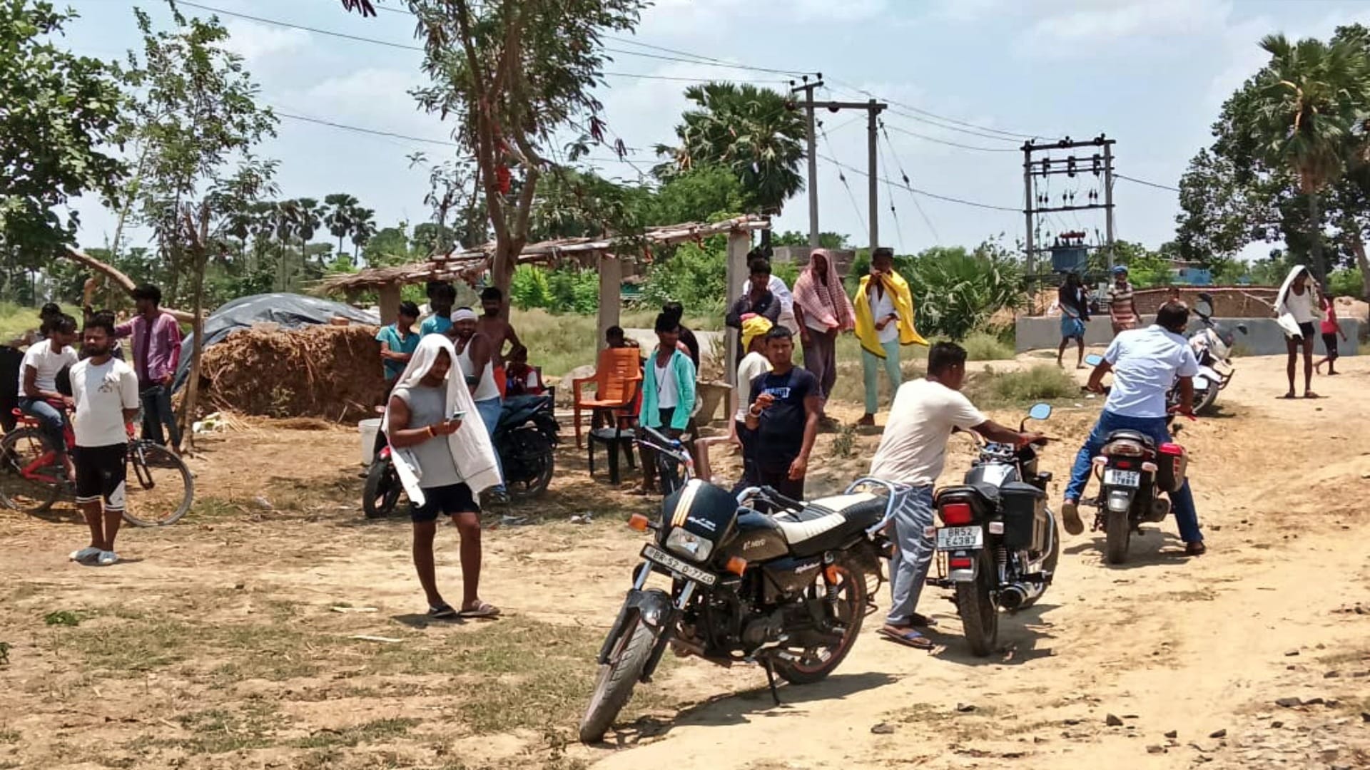 घटना के बाद पूरे गांव में मातम का माहौल है