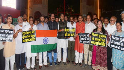 Doctors paid tribute to those killed in the plane crash, many organizations also took out a candle march