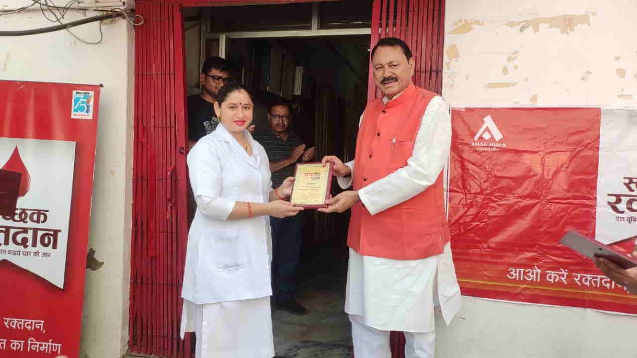 Blood donation camp organised by Amar Ujala awareness created through street play Dehradun Kotdwar Uttarakhand