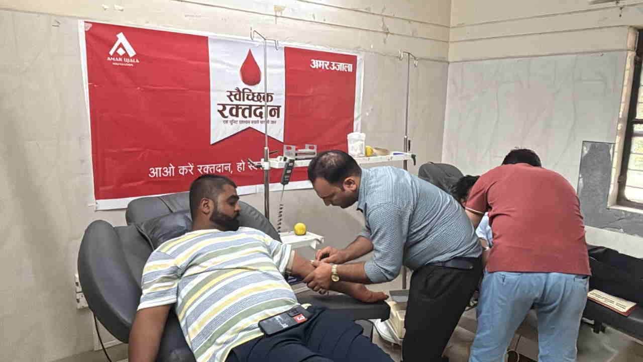 Blood donation camp organised by Amar Ujala awareness created through street play Dehradun Kotdwar Uttarakhand