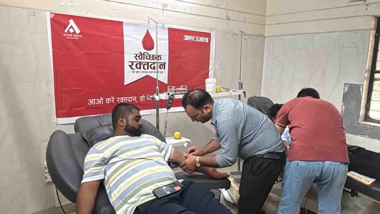 Blood donation camp organised by Amar Ujala awareness created through street play Dehradun Kotdwar Uttarakhand