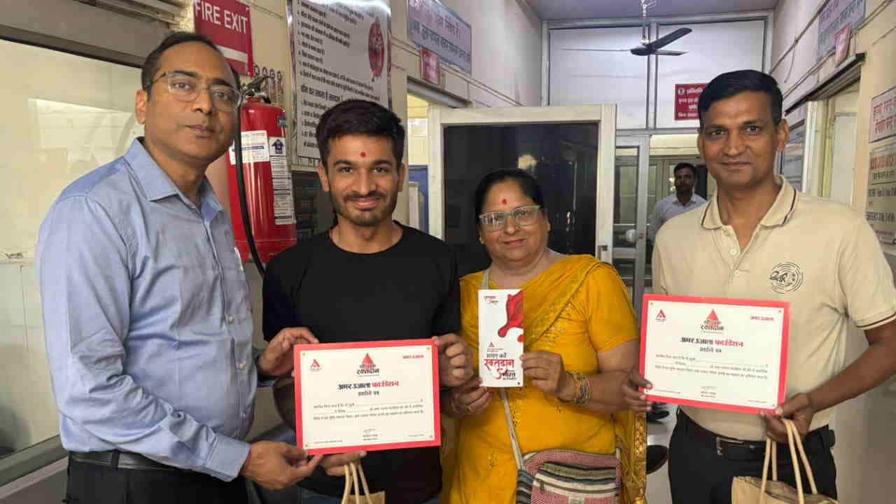 Blood donation camp organised by Amar Ujala awareness created through street play Dehradun Kotdwar Uttarakhand