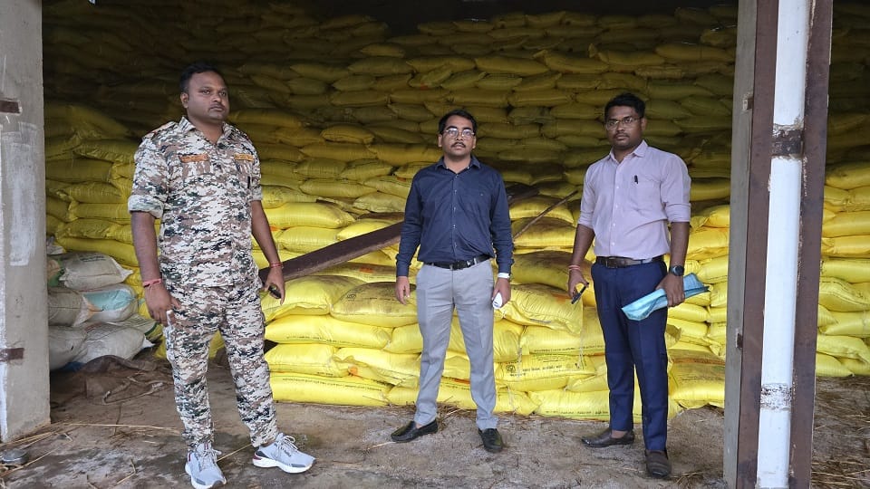 Illegal storage of more than 12 thousand bags of chemical fertilizer price being said to be Rs 31 lakh in Kond