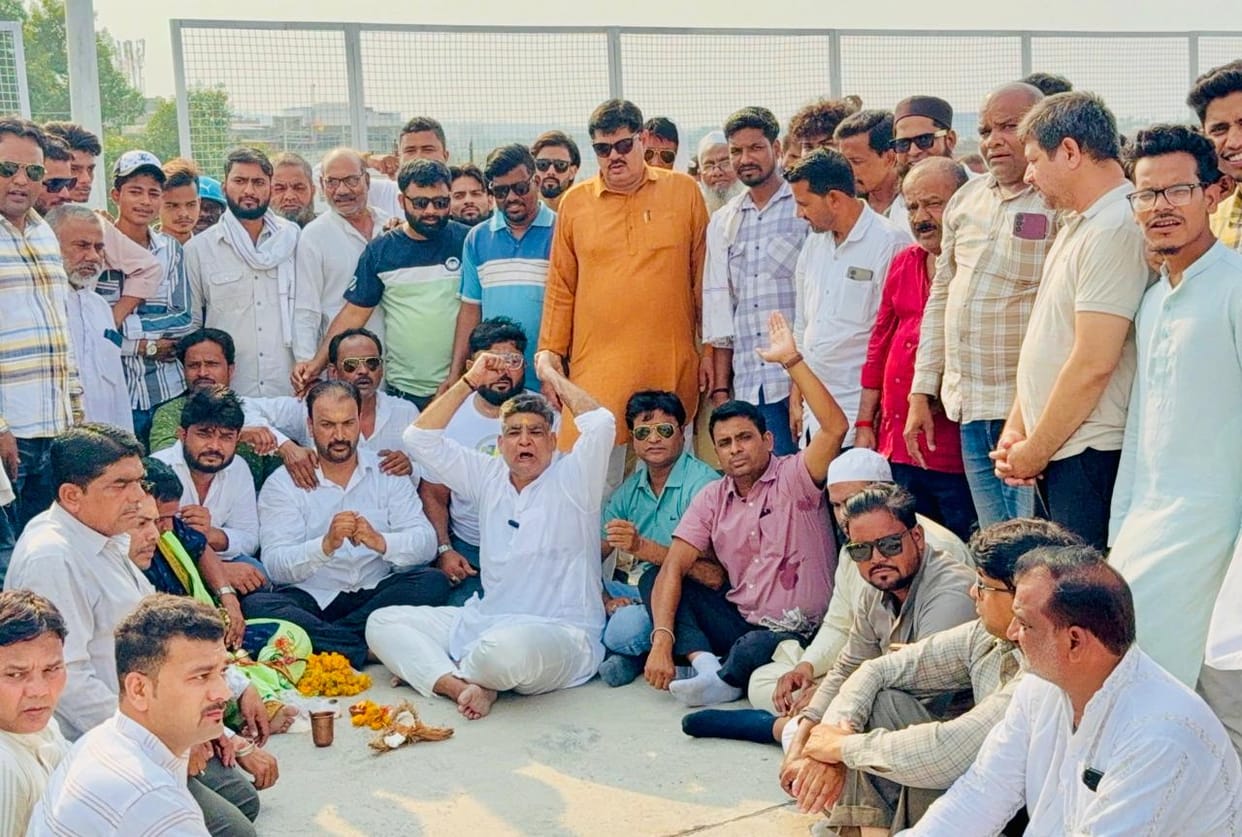Bhopal: Congress leaders arrived at Bhopal's 90 degree turn ROB with priests, performed puja for the safety of