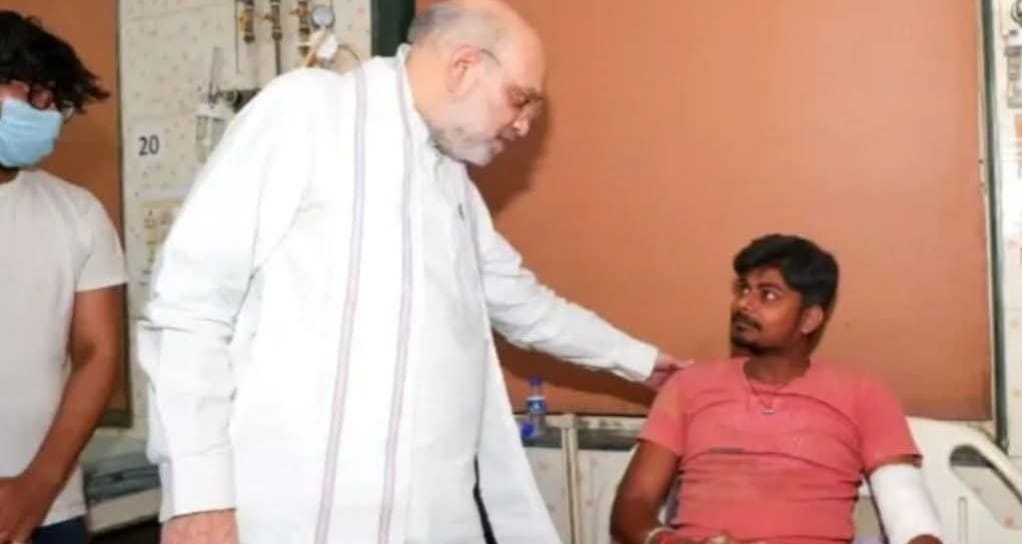 घायल रितेश का हाल पूछते गृह मंत्री अमित शाह।