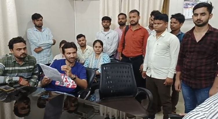 Agra University Uproar to change the exam schedule altercation between student leader and registrar