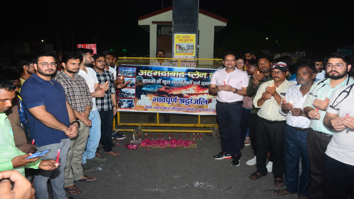 Doctors paid tribute to those killed in the plane crash, many organizations also took out a candle march