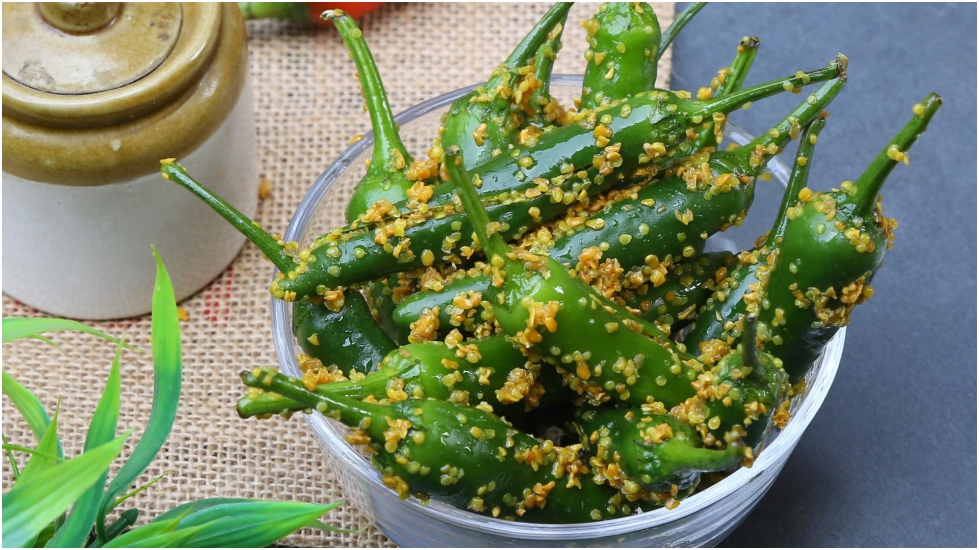 red Chilies or green Chilies which is good for health lal mirch ya hari mirch kya khana sahi