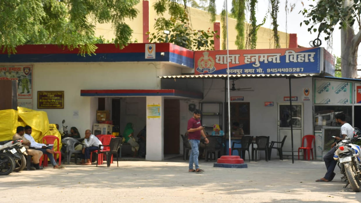 Kanpur: 7 lakh cash and DVR stolen by lifting the tin shed of a grain merchant's shop