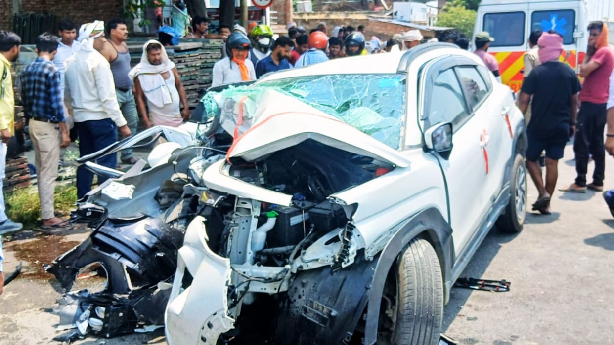 Uncontrolled car hit the divider chaos ensued one dead three people seriously injured