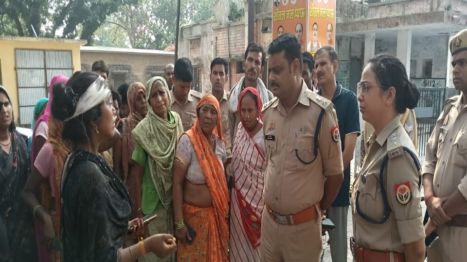 Murder of a woman:  slit her throat with a shovel daughter kept screaming attacker absconded after the inciden
