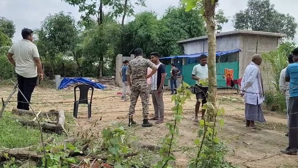 मौके पर पहुंची पुलिस और स्थानीय लोग