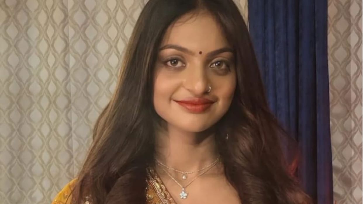 Mahakumbh viral girl monalisa saadgi song launch event video viral and netizens react on it