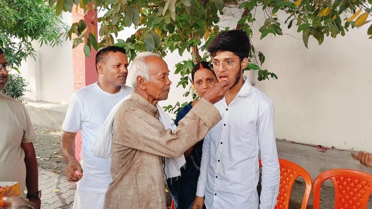 NEET UG Result 2025: 'दादा का सपना, पोते की मेहनत', 99.77% परसेंटाइल लाकर आयुष ने लहराया सफलता का परचम