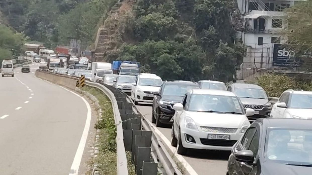 Himachal Tourism Tourists rushed to Himachal to get relief from the heat two km long jam in Parwanoo
