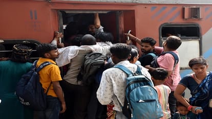 रेलवे स्टेशन पर गोमती ट्रेन में चढ़ते यात्रियों की भीड़