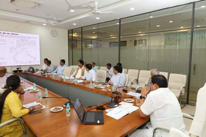 सीएम डॉ. यादव मेट्रो प्रोजेक्ट की समीक्षा करते हुए