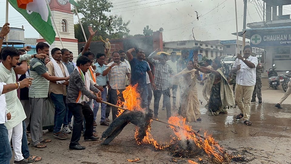 Politics on ED action Protest against action against Lakhma and attachment of office Congress burns effigy