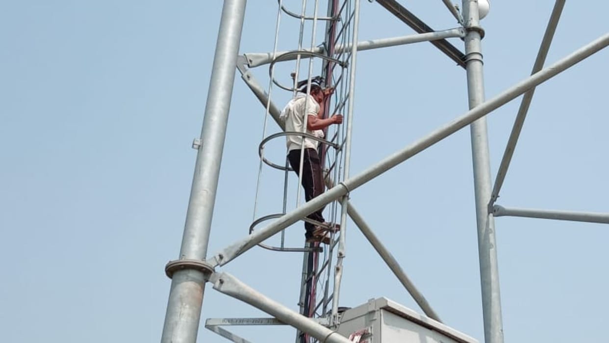 Angry man climbed tower due to lack of police action in Ghazipur