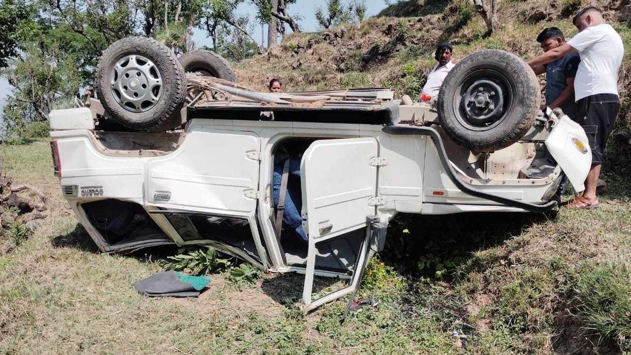 Himachal Bolero fell into a ditch in Ladbhadol of Mandi district one woman died three girls injured