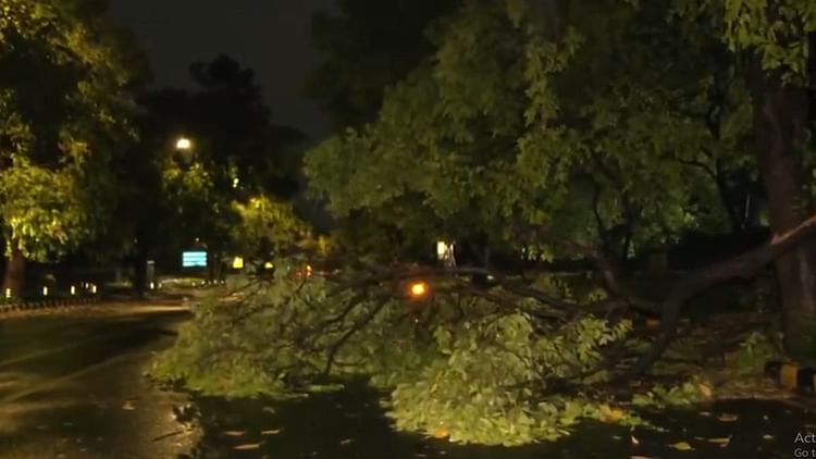 Imdissues A Severe Thunderstorm And Strong Wind Alert In Delhi Ncr For The Next Few Hours. – Amar Ujala Hindi News Live