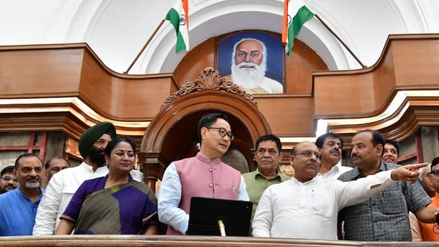 दिल्ली के पुराने सचिवालय स्थित विधानसभा परिसर में ई-विधान (पेपरलेस असेंबली) के शिलान्यास समारोह के दौरान केंद्रीय संसदीय कार्य मंत्री किरेन रिजिजू,  विधानसभा अध्यक्ष विजेंद्र गुप्ता, उपाध्यक्ष मोहन सिंह बिष्ट और  मुख्यमंत्री रेखा गुप्ता।