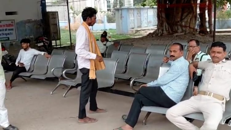 Bihar News : संदिग्ध परिस्थिति में महिला की मौत, चिता से पुलिस ने अधजला शव किया बरामद, जांच में जुटी