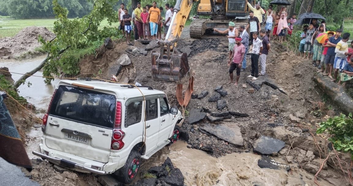 Bihar News: Road broken due to rain in Kishanganj: Scorpio fell into the ditch; Traffic disrupted