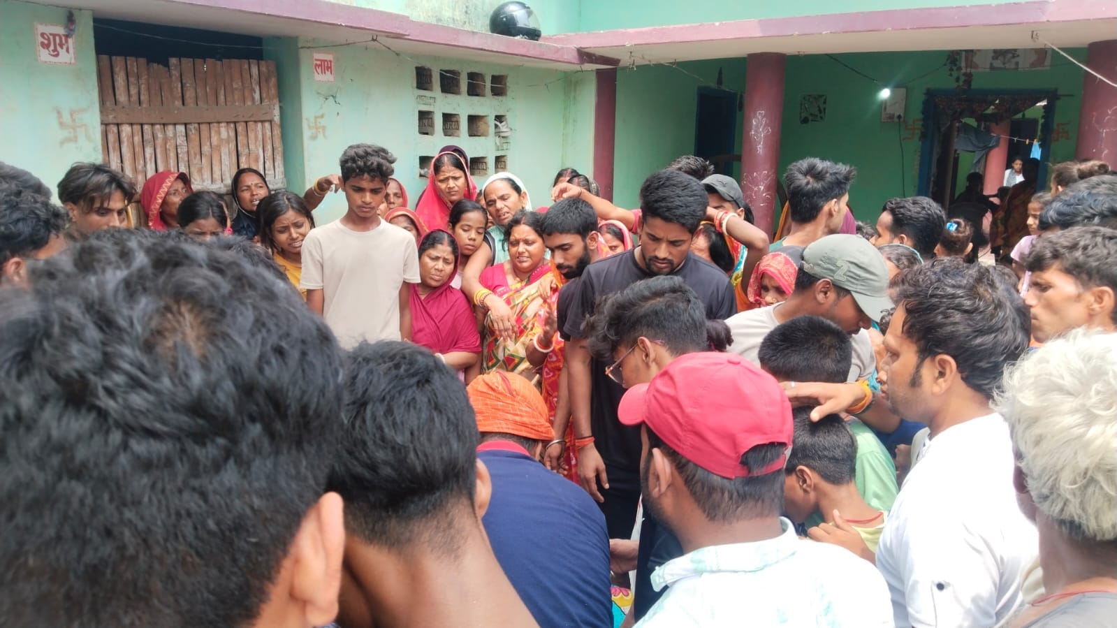 घटना के बाद लगी भीड़।