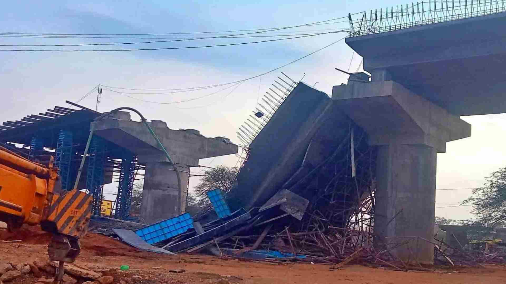 गिरा पुल का हिस्सा।