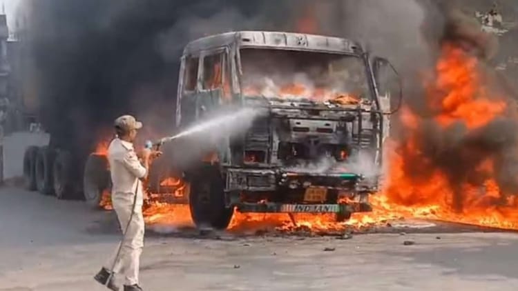 Bihar News: सड़क हादसे में नगर निगम सफाई कर्मचारी की मौत, गुस्साई भीड़ ने हाईवा में लगाई आग, सड़क जाम