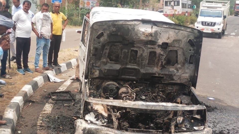 Loharu SDM govt vehicle caught fire at Kalanaur highway see video