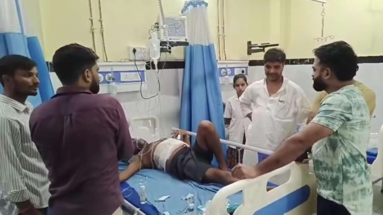 Bihar News: Minor dispute took a violent turn in Siwan, father and son injured by stabbing
