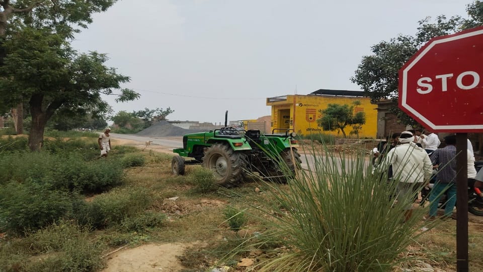 Four children walking on the road were crushed by a tractor