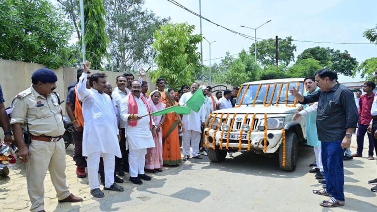 CG News: उप मुख्यमंत्री साव ने सोलर बैटरी वाहन को हरी झंडी दिखाकर किया रवाना, अचानकमार के 13 गांव होंगे रोशन