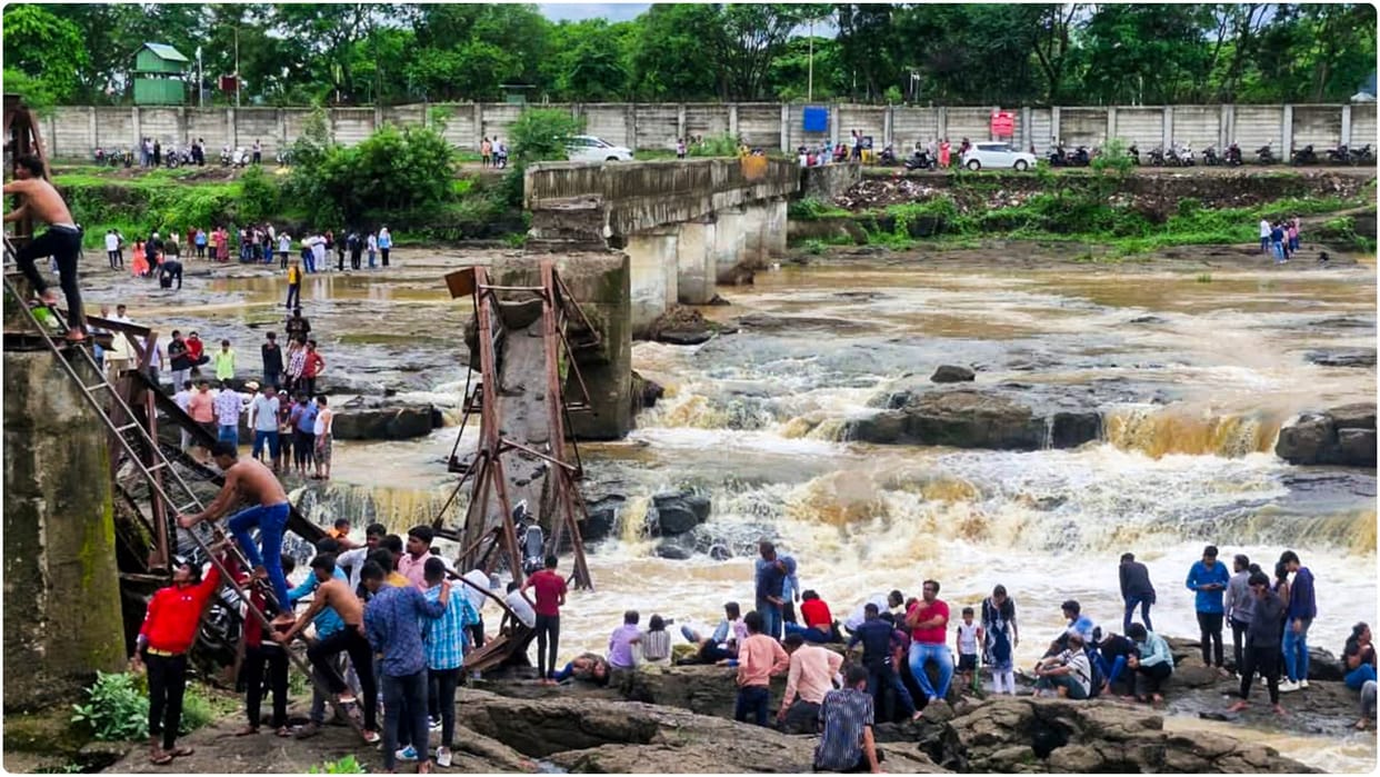 Pune Indrayani river Bridge collapse BJP leader demand probe over new bridge construction delay govt in dock