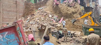 UP: मथुरा में बड़ा हादसा...टीला खिसकने से तीन मकान गिरे, प्रत्यक्षदर्शी बोले- बच्चे समेत कई लोग मलबे में दबे Three houses collapsed due to landslide many people trapped under debris in mathura