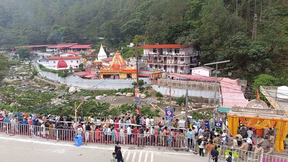 Meerut Woman Falls into Shipra River Near Kainchi Dham While Dodging Falling Stones