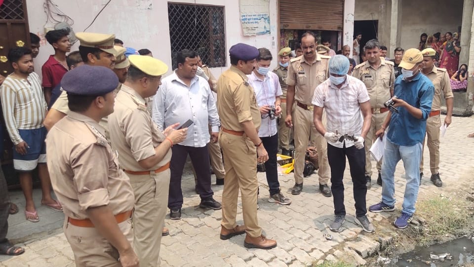 Kanpur Dehat Crime News: Lover Attacks Minor Girlfriend with Machete, Shoots Himself in Front of Police