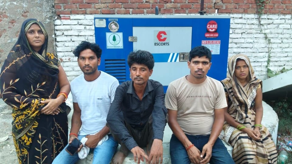 Kanpur Dehat Crime News: Lover Attacks Minor Girlfriend with Machete, Shoots Himself in Front of Police