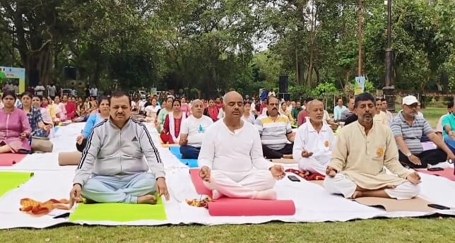 Kanpur Do yoga stay healthy Yoga week started from Nanarao Park DM said participate as much as possible