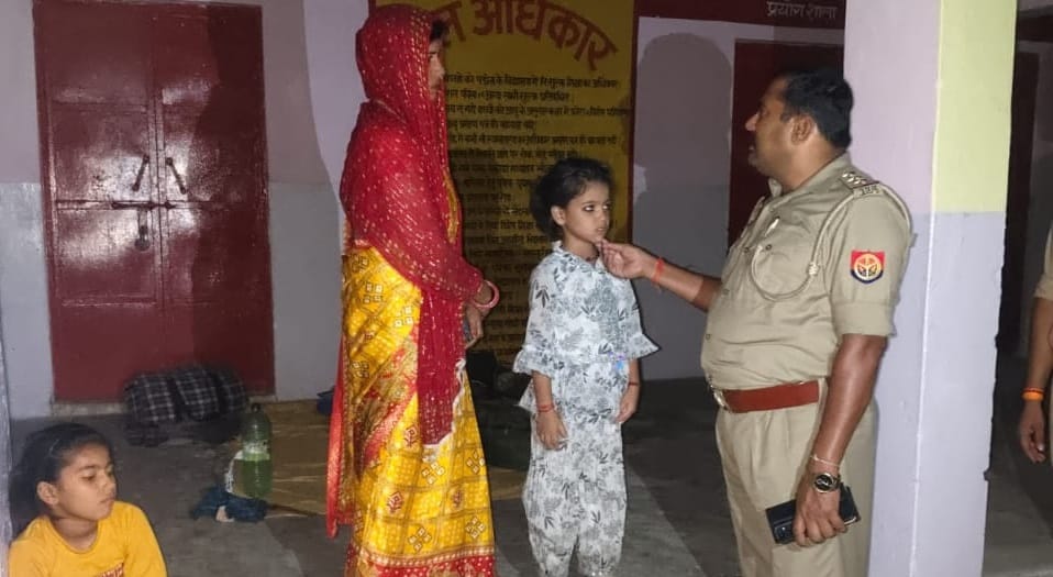 Kanpur Father in law told daughter in law no entry woman sitting on dharna with daughters for three days