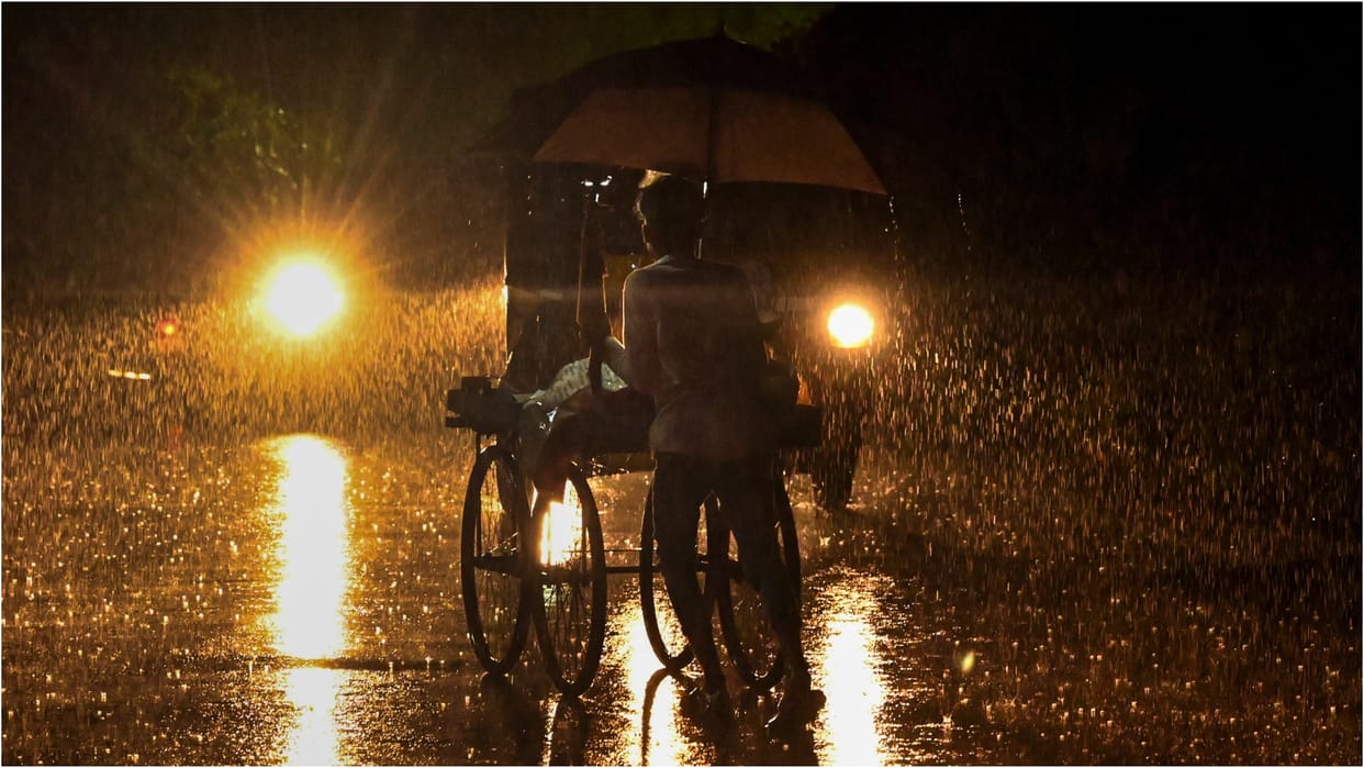 heavy rains in Kerala, uprooted trees and houses also collapsed; Heavy rain in Mumbai, yellow alert issued