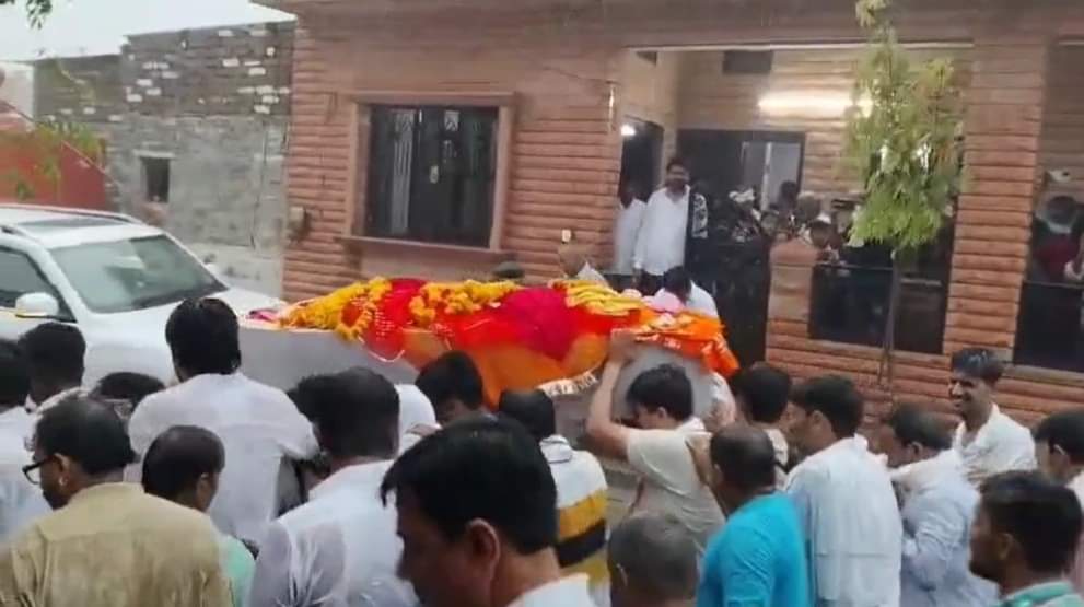 Plane Crash: Khushboo who died in the Ahmedabad plane crash was given a tearful farewell