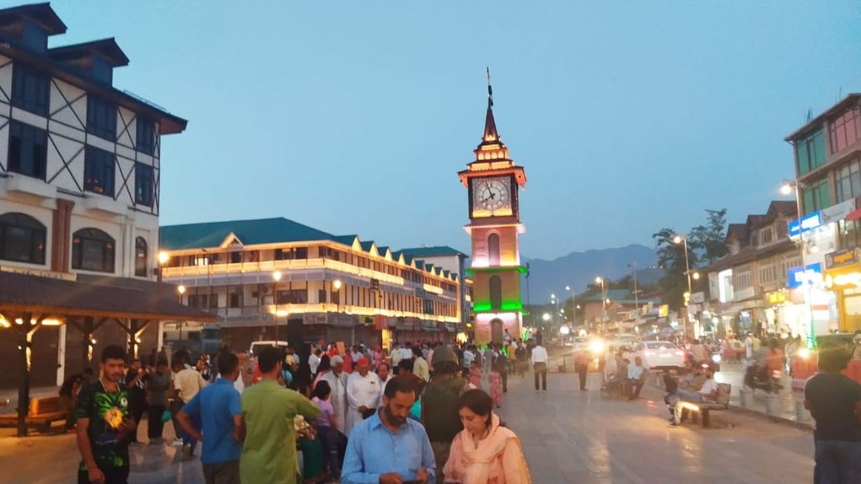 Spring returns to Lal Chowk, Shikars of Dal are waiting for tourists