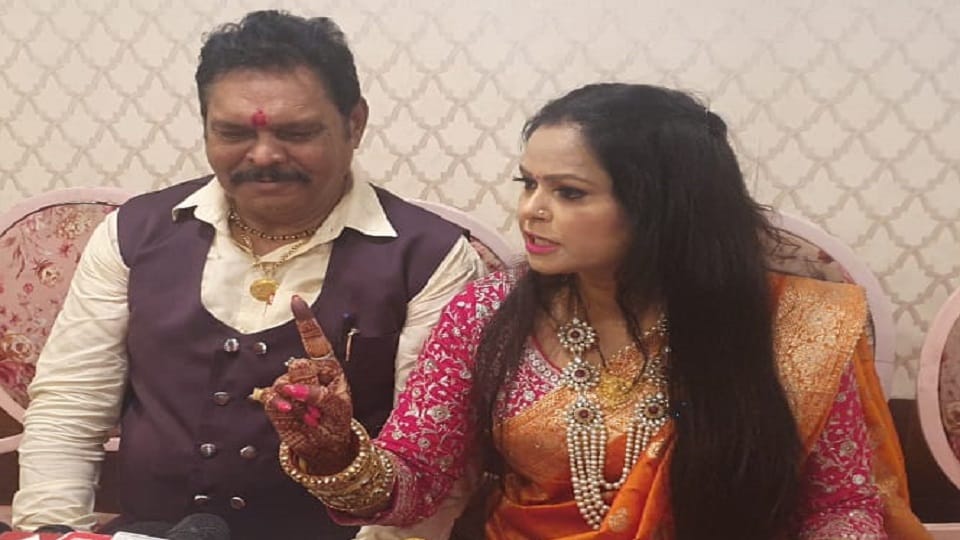 Saharanpur: Former MLA considered film actress Urmila as his wife, both came together in front of media