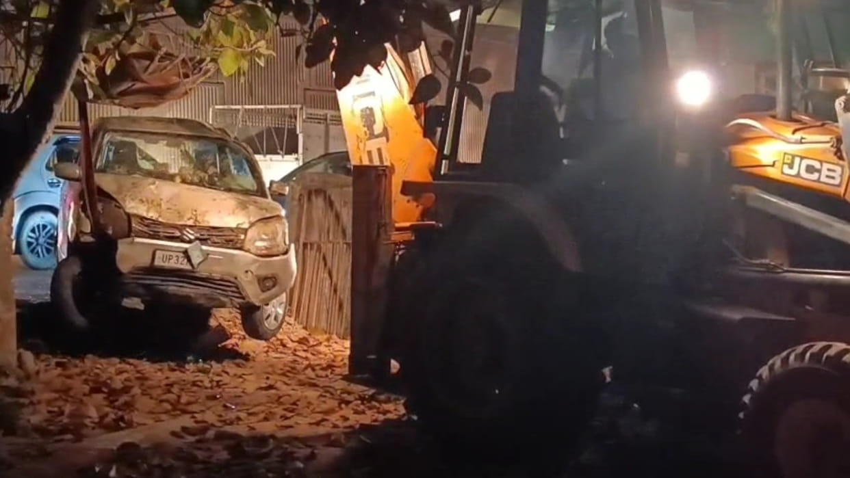 Google Maps misled the way on Maharajganj-Sonauli national highway, car fell into a ditch