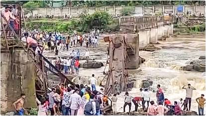 Pune bridge Collapse News: bridge collapsed on the Indrayani River, many people feared trapped