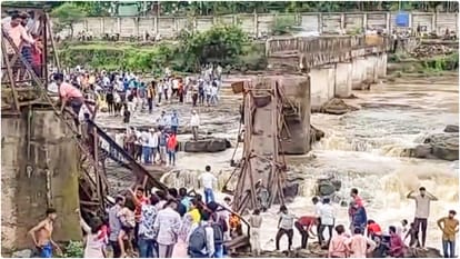 Pune bridge Collapse News: bridge collapsed on the Indrayani River, many people feared trapped