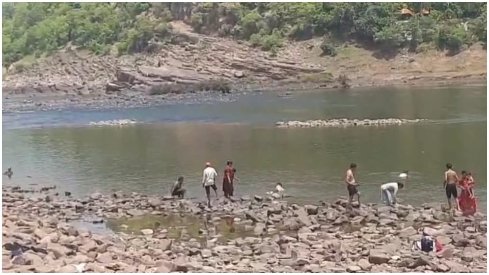 Four Youths Drown in Omkareshwar Narmada River Two Rescued One Dead and One Still Missing